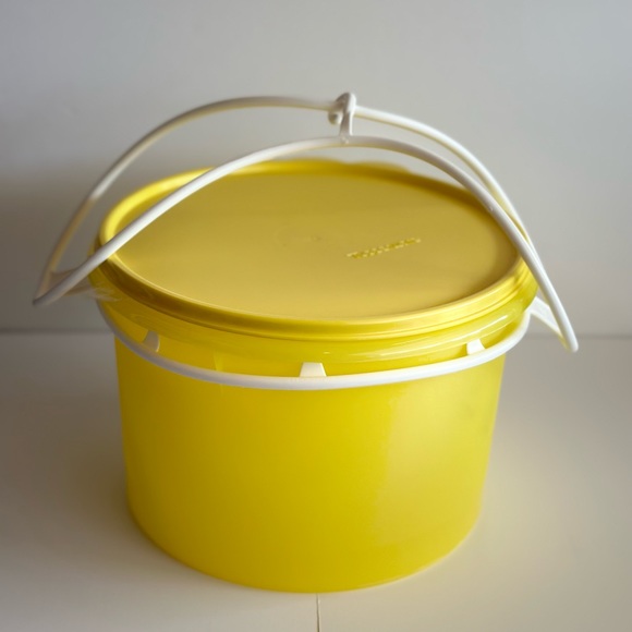 Tupperware Bucket - Picture 4 of 4